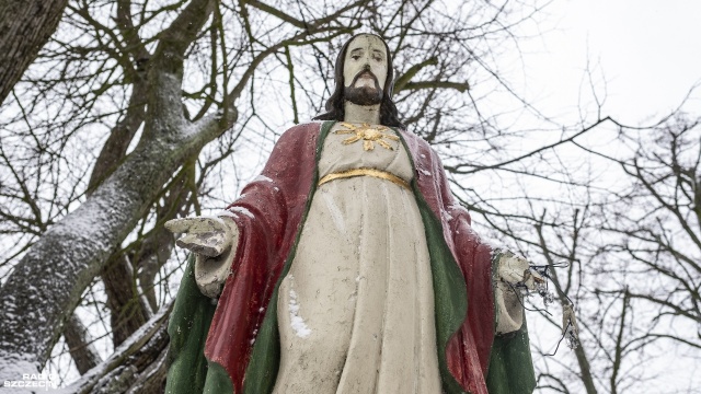 Pomnik Jezusa Chrystusa w Szczecinie zdewastowali nieznani sprawcy. O zniszczeniu figury w parafii pod wezwaniem Niepokalanego Serca Najświętszej Maryi Panny na Stołczynie poinformował na swoim Facebooku Ośrodek Monitorowania Chrystianofobii Fidei Defensor. Ktoś odłamał jej dłonie.