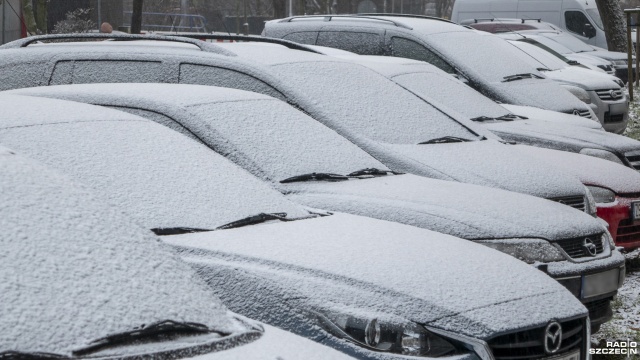 Odśnieżanie samochodu to obowiązek, za którego zlekceważenie grozi nawet do 500 złotych mandatu.