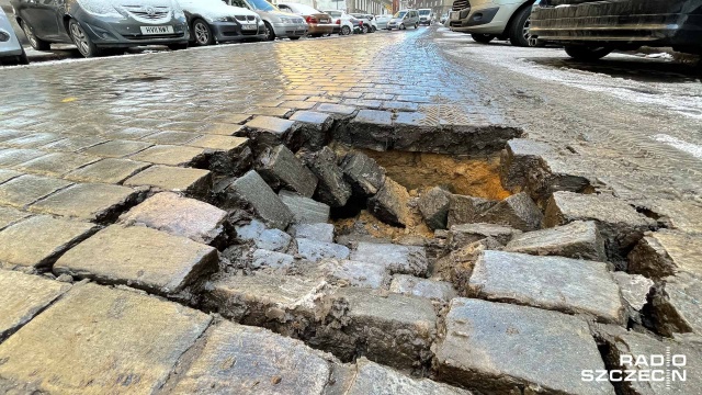 Na skrzyżowaniu ulic Wyzwolenia i Długosza zapadła się jezdnia. Kierowcy powinni zdjąć nogę z gazu i zwolnić.