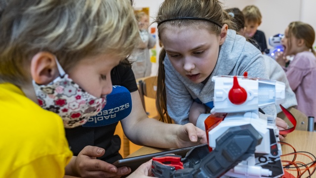 Jeżdżą, śpiewają, a nawet rysują - to roboty, z którymi zapoznawały się w piątek dzieci z Przedszkola Publicznego numer 18 w Szczecinie.