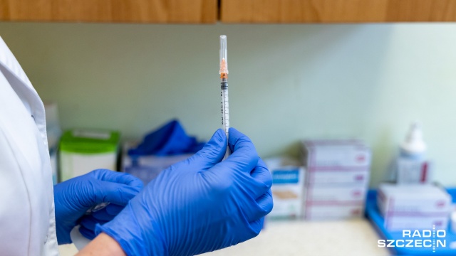 Firma Pfizer w najbliższych tygodniach zmniejszy w sposób znaczący dostawy szczepionki do Polski i innych krajów europejskich. Poinformował o tym szef Kancelarii Premiera Michał Dworczyk.