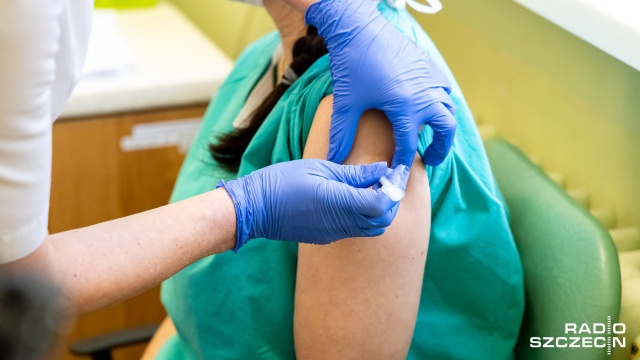Jestem bardzo zbudowana tym, że lekarze i pracownicy służby tak chętnie się szczepią przeciwko Covid-19 - mówi dr Joanna Jursa-Kulesza, przewodnicząca Zespołu Kontroli Zakażeń Szpitalnych w Szpitalu Wojewódzkim w Szczecinie.