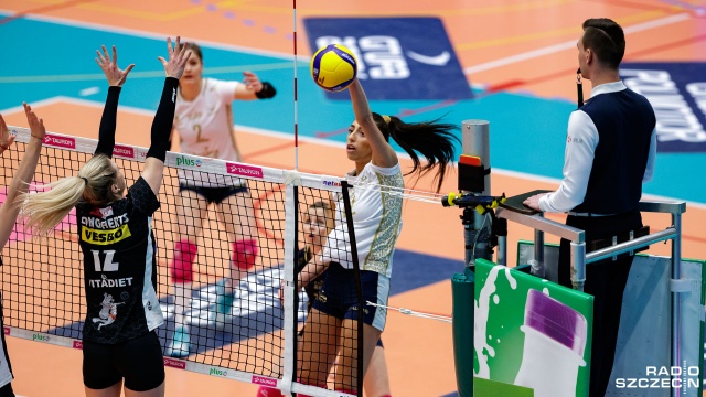 Siatkarki Grupy Azoty Chemik Police niepokonane w nowym roku. Mistrzynie Polski w trzecim tegorocznym meczu Tauron Ligi odniosły trzecie zwycięstwo wygrywając na własnym parkiecie z ŁKS-em Łódź 3:0 w setach do 22, 22 i 20.