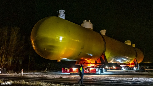 Chodzi o ogromny, 70-metrowy, ważący 600 ton zbiornik na propylen, który w nocy z niedzieli na poniedziałek został przetransportowany z portu barkowego na budowę fabryki polimerów w Policach.