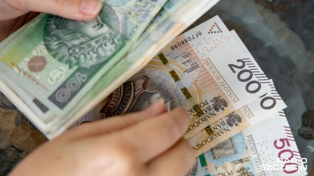 W poniedziałek pierwsi przedsiębiorcy dostaną pieniądze z Tarczy Finansowej 2.0. To rządowa pomoc dla firm, które musiały zawiesić lub ograniczyć swoją działalność z powodu pandemii i wprowadzonych ograniczeń.
