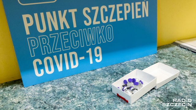 Do Polski dotrze w poniedziałek mniejsza partia szczepionek przeciw COVID-19 firmy Pfizer. Będzie to mniej więcej połowa poprzednich dostaw, czyli około 180 tysięcy dawek.