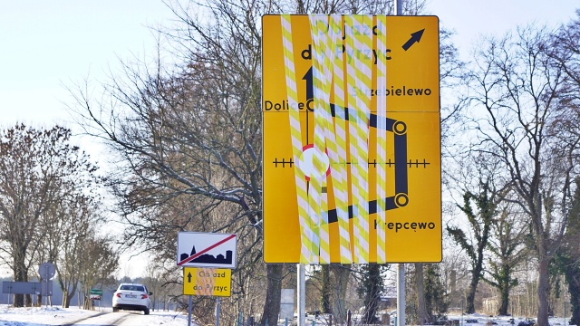 Przejazd kolejowo-drogowy, przy ulicy Kolejowej w Dolicach, zostanie w środę całkowicie wyłączony z ruchu kierowców.
