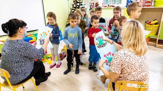 Dzieci w całej Polsce wręczają swoim babciom laurki z czerwonymi serduszkami, kolorowymi kwiatami, roześmianymi buźkami i promiennym słońcem. Deklamują też wierszyki i śpiewają specjalnie przygotowane piosenki.