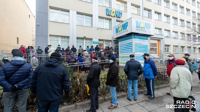 Tłumy seniorów przed przychodniami w Szczecinie. Od piątku osoby powyżej 70. roku życia mogą zapisywać się na szczepienia przeciwko Covid-19. Można się zgłosić przez telefon, internet albo osobiście - w punkcie szczepień. Seniorzy skarżyli się jednak, że nie mogli się dodzwonić, dlatego przyszli do przychodni. Szef Kancelarii Premiera Michał Dworczyk powiedział, że problemy na infolinii 989 wynikają z bardzo dużego obciążenia połączeniami przychodzącymi.
