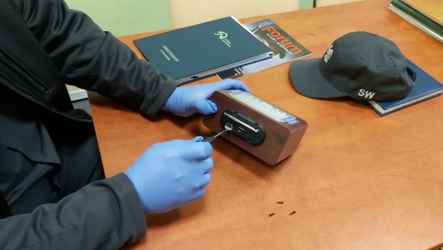 Mini smartfony oraz karty SIM - kolejny przemyt do więzienia zatrzymany. To efekt kontroli paczek, które miały trafić do osadzonych w Szczecinie oraz Międzyrzeczu.