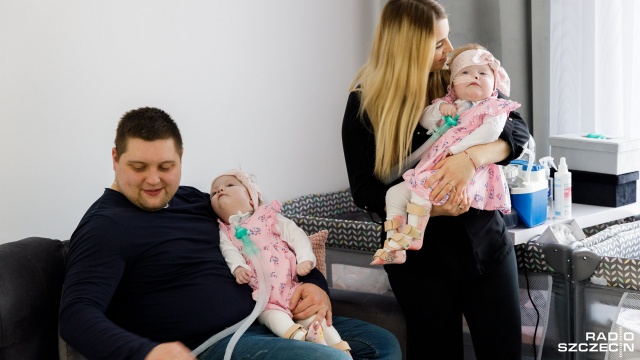 Pyrzyce szykują się do wielkiego turnieju piłki nożnej halowej. Ale nie chodzi tylko o sport. Pieniądze zebrane podczas zmagań trafią do Kai i Mai, chorych na rzadką chorobę genetyczną córeczek miejscowego policjanta.