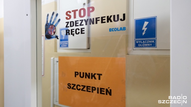 W poniedziałek rozpoczną się szczepienia przeciw COVID-19 seniorów powyżej 70. roku życia, którzy zostali zarejestrowani od 15 stycznia. Szczepienia będą przeprowadzane w ponad 5 tysiącach punktów w całym kraju.
