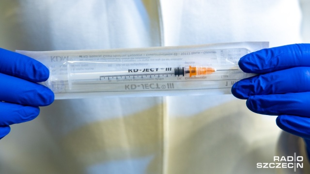 w poniedziałek Polska ma otrzymać kolejną, zmniejszoną dostawę szczepionki firmy Pfizer przeciw COVID-19.