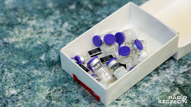 Firmy farmaceutyczne Pfizer i BioNTech mają w poniedziałek wznowić pełne dostawy szczepionek przeciw koronawirusowi do krajów unijnych zgodnie z umową. W ubiegłym tygodniu dostawy zostały zmniejszone z powodu modernizacji jednej z fabryk, co ma pozwolić na zwiększenie produkcji w przyszłości.