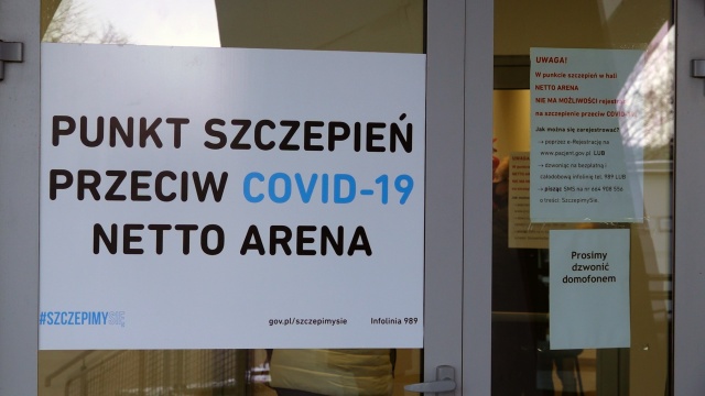 Świetna organizacja i brak kolejek - tak o szczepieniach w Netto Arenie w Szczecinie mówili seniorzy, którzy otrzymali już preparaty.