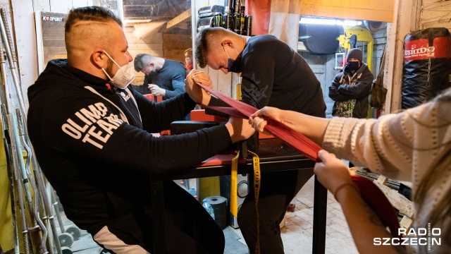 Medaliści mistrzostw Polski i świata trenują w wiejskiej, nieogrzewanej szopie. Chodzi o zawodników armwrestlingu - czyli siłowania na rękę - z klubu Złoty Orzeł z Choszczna, którzy muszą przygotowywać się do marcowych mistrzostw Polski.