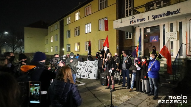 Wyrok Trybunału Konstytucyjnego ws. aborcji opublikowany i jest reakcja Strajku Kobiet. Przed siedzibą Prawa i Sprawiedliwości przy ulicy Mickiewicza w Szczecinie zebrało się kilkadziesiąt osób.