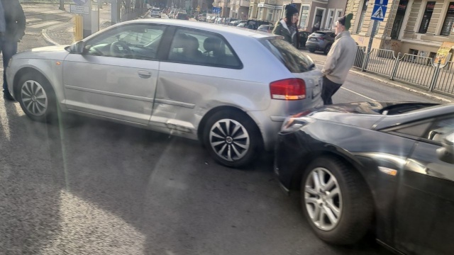 Kolizja i duże utrudnienia na placu Szarych Szeregów w Szczecinie.