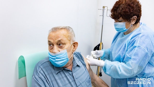 Dwa punkty szczepień i wszystkie terminy zajęte. Seniorzy z gminy Dębno szczepią się chętnie, wszystko idzie zgodnie z planem, ale jest też apel do lekarzy rodzinnych, bo przydałyby się kolejne miejsca, gdzie można otrzymać szczepionkę.
