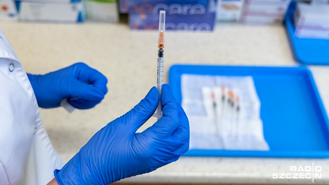 Szczepionka AstraZeneca dostała pozytywną rekomendację Rady Medycznej działającej przy premierze polskiego rządu. Od poniedziałku będą nią szczepieni nauczyciele.