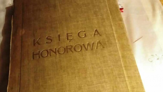 Księga Honorowa Kapitanów Żeglugi Wielkiej do obejrzenia na stronie Zachodniopomorskiej Biblioteki Cyfrowej.