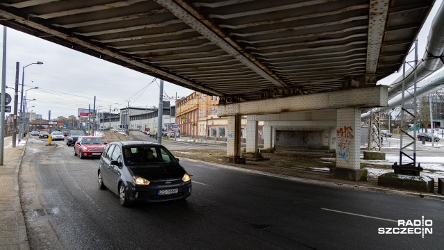 PKP Polskie Linie Kolejowe rozpoczynają remont wiaduktu oraz przyległego do niego muru oporowego. Chodzi o obiekty przy ulicach Kolumba i Owocowej, które znajdują się tuż przy dworcu PKP Szczecin Główny.