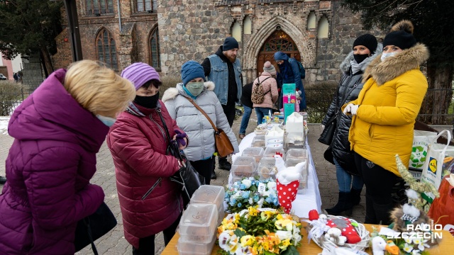 Były słodkości, rękodzieło i przejażdżki starymi autami. I mimo mrozu - nie brakowało chętnych, by pomóc. Podczas kiermaszu na gryfińskim Placu Barnima udało się w niedzielę zebrać prawie dwa tysiące złotych. A wszystko dla chorego Szymka z Czepina.