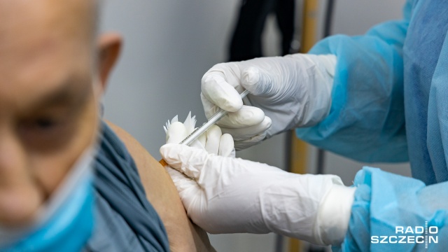 Ministerstwo czeka na dalsze badania dot. skuteczności szczepionek na nowe warianty wirusa