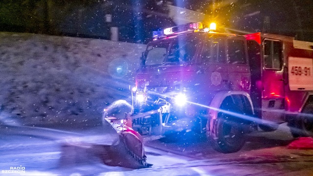 Kolejna pracowita noc za kierowcami i operatorami pługów. Przez całą noc jeździli ulicami Szczecina i regionu, żeby możliwie jak najlepiej przygotować jezdnie do porannego ruchu. O 21. na służbie pojawili się strażacy-ochotnicy z Krzywina.