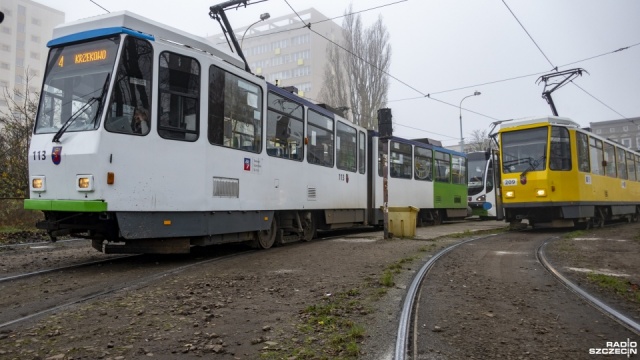 Nie kursują tramwaje w kierunku pętli Gocław. Przyczyną utrudnień jest wykolejenie szóstki, która blokuje obecnie przejazd w obu kierunkach. Obecnie tramwaje linii nr 6 kursują tylko do pętli Ludowa. Na trasie z Ludowej do Gocławia uruchomiono już zastępczą komunikację autobusową.