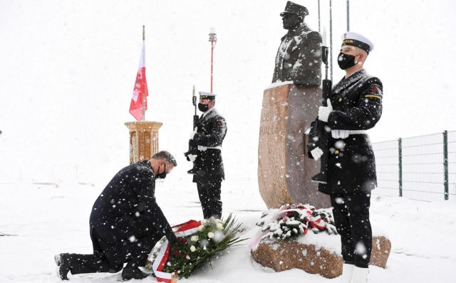 Prezydent Andrzej Duda złożył wieniec przed pomnikiem generała Hallera z okazji 101. rocznicy Zaślubin Polski z Morzem. Podczas uroczystości w Pucku prezydent powiedział, że dostęp do morza miał i nadal ma fundamentalne znaczenie dla Polski.