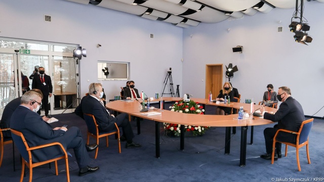 Grupa Wyszehradzka ze wspólnym apelem dotyczącym odbudowy po pandemii koronawirusa. Na zakończenie dwudniowego szczytu w Juracie, prezydenci Polski, Czech, Węgier i Słowacji podkreślali znaczenie europejskiego programu szczepień i wzywali do jego przyspieszenia. Spotkanie wyszehradzkiej czwórki to inauguracja obchodów 30-lecia sojuszu.