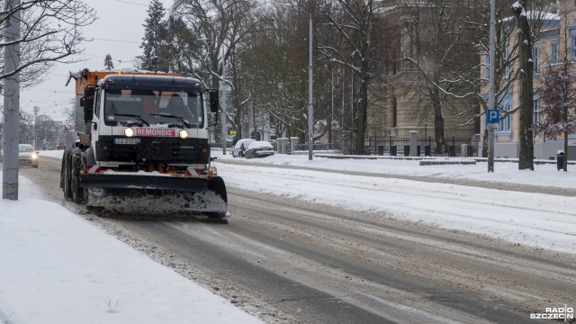 Po śnieżnym poniedziałku i wtorku, w środę nie padało. W czwartek jednak znów ma poprószyć, po południu nawet całkiem mocno - szczecińscy drogowcy są w pogotowiu.