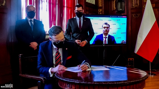 Pozwolenie na budowę trzeciego zbiornika w terminalu gazu skroplonego w Świnoujściu podpisał w czwartek wojewoda zachodniopomorski Zbigniew Bogucki. To kolejny etap rozbudowy gazoportu.