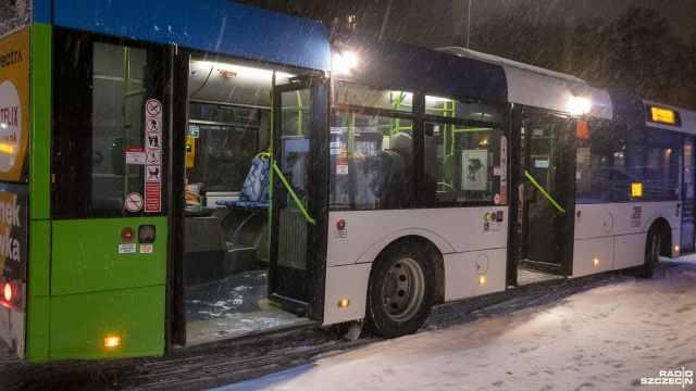 Na ulicy Krasińskiego, obok przystanku autobusowego stoi zepsuty autobus. Przez to blokuje ruch tramwajów.