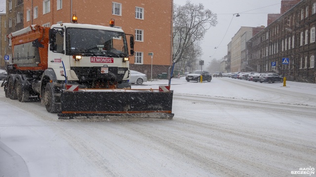 Uwaga kierowcy, w regionie miejscami jest ślisko, a na jezdniach zalega błoto pośniegowe.