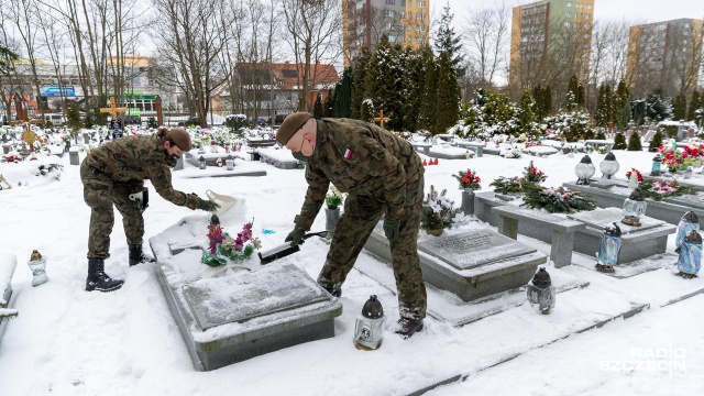 Sprzątają nagrobki zmarłych i odwiedzają samotnych. W przeddzień 78. rocznicy powstania Armii Krajowej, żołnierze Wojsk Obrony Terytorialnej nie zapomnieli o kombatantach.