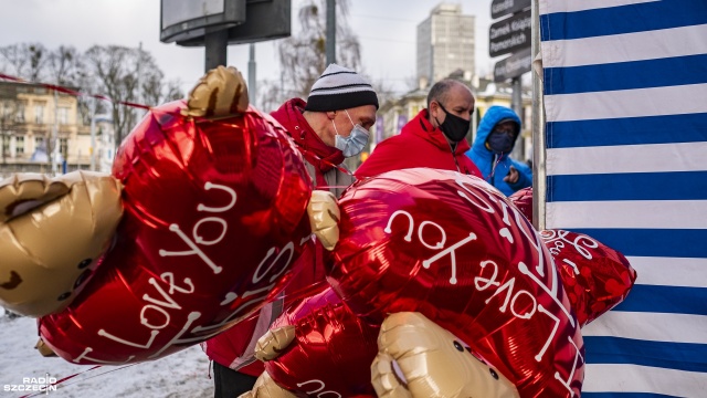14 lutego mamy święto zakochanych. Od rana na ulicach widać mężczyzn z kwiatami i słodkościami dla swoich wybranek.