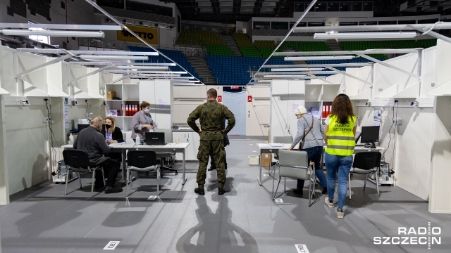 Tysiąc chętnych nauczycieli zapisało się do tej pory na szczepienia przeciwko koronawirusowi w Netto Arenie w Szczecinie. Preparaty w piątek otrzymały 22 osoby.