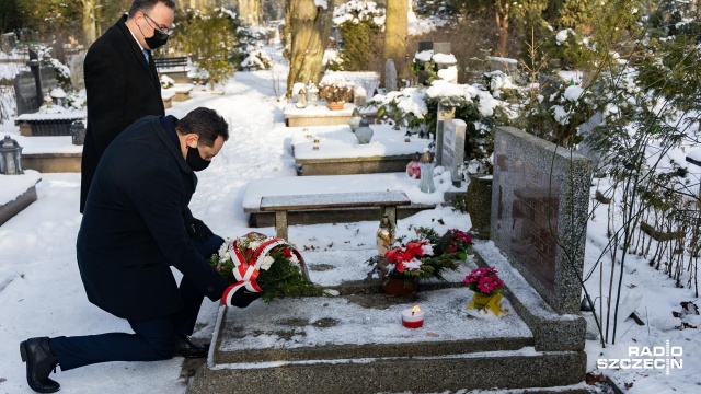 80 lat temu pierwsi Cichociemni zostali zrzuceni do Polski. Z tej okazji na Cmentarzu Centralnym w Szczecinie delegacja Instytutu Pamięci Narodowej złożyła kwiaty na grobach żołnierzy tej formacji.