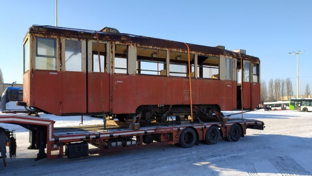 Został wyprodukowany w 1961 roku i po latach wraca do Szczecina. To historyczny wagon tramwajowy, o którego ściągnięcie do miasta zabiegali członkowie Szczecińskiego Towarzystwa Miłośników Komunikacji Miejskiej.
