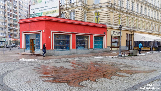 Zamiast jaskrawej czerwieni, będzie jak dawniej. Właściciel powstającej przy deptaku Bogusława gastronomii zapowiedział, że poprzedni kolor elewacji wróci jeszcze w tym tygodniu.