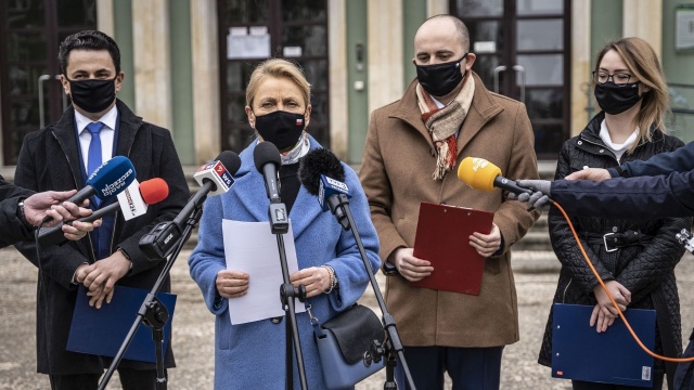Zapowiadają złożenie wniosków o zbadanie sprawy do prokuratury oraz Centralnego Biura Antykorupcyjnego. Radni klubu PiS - opozycja w szczecińskiej radzie miasta - pytają prezydenta Szczecina o kontrowersyjną budowę wieżowca przy ulicy Wszystkich Świętych.