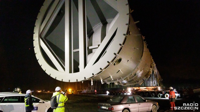 Waga 890 ton, długość 96 metrów i średnica prawie 10 metrów. Tak wygląda splitter transportowany we wtorek w nocy na teren powstającej fabryki polimerów.