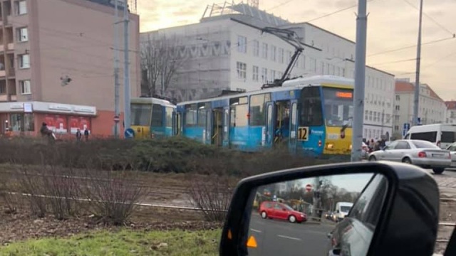 Policja zamknęła część przejazdu na placu Rodła w Szczecinie. Na środku skrzyżowania wykoleił się tramwaj linii 12.