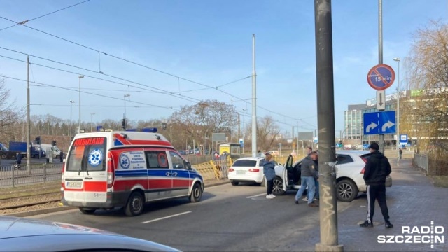 Samochód osobowy uderzył w płotek znajdujący się przy przystanku tramwajowym przy al. Powstańców Wielkopolskich w Szczecinie. Jezdnia w kierunku centrum była zablokowana.