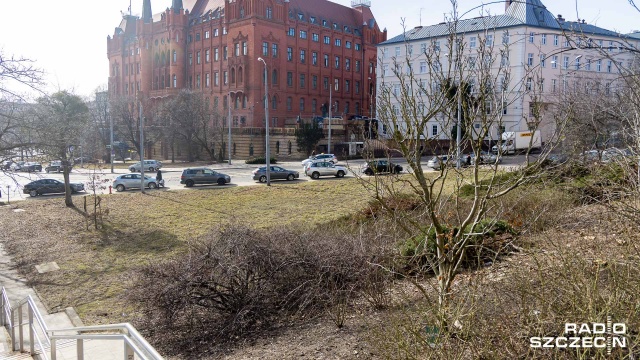 Przywrócenie zabudowy tam, gdzie była przed wojną, więc i likwidacja skarpy u zbiegu ulic Dworcowej i Rybackiej, czy nowe budynki przy ulicy Podgórnej. Po 10 latach pracy miasto przedstawiło plan zagospodarowania przestrzennego Stare Miasto i plac Tobrucki.