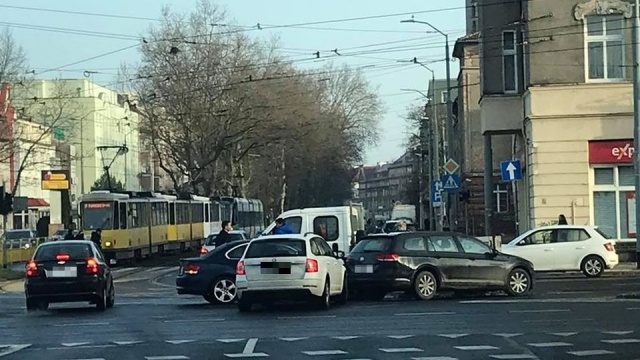 Kolizja trzech samochodów osobowych na skrzyżowaniu ulic Krzywoustego i Bohaterów Warszawy w Szczecinie.