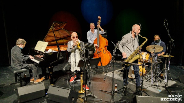 Szczecin Jazz Festiwal rozpędza się. W piątek kolejne spotkanie muzyczne, a czwartkowe można oglądać na fanpage039u Festiwalu w serwisie Facebook. Koncert Belmondo Quintet zanotował ponad 23 tysiące wejść.