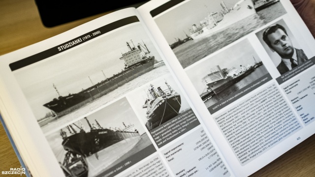 W tej książce został opisany każdy statek jaki pływał we flocie Polskiej Żeglugi Morskiej. Ukazała się trzecia edycja Albumu Floty PŻM.